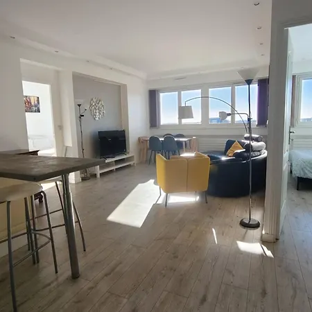 2 Bedrooms, La Defense, Eiffel Tower View, Parking, 1omin Walk To Metro Apartment *