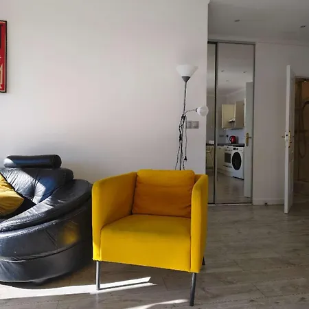 2 Bedrooms, La Defense, Eiffel Tower View, Parking, 1omin Walk To Metro *