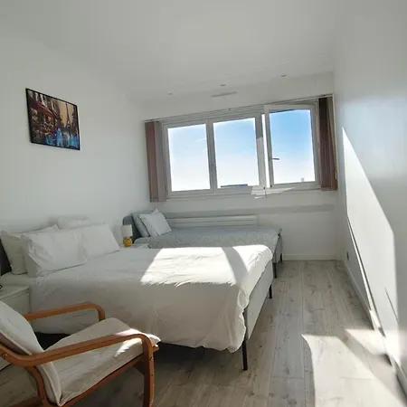 2 Bedrooms, La Defense, Eiffel Tower View, Parking, 1omin Walk To Metro Apartment Courbevoie