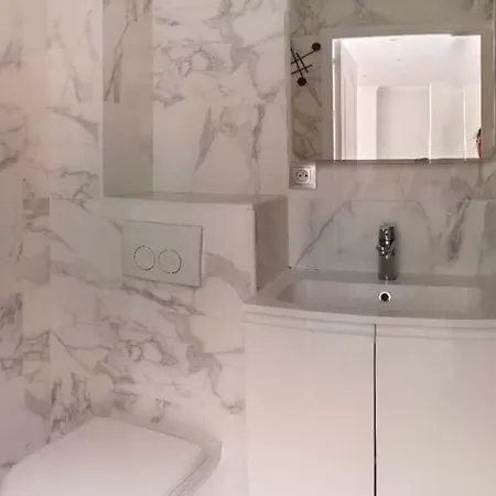2 Bedrooms, La Defense, Eiffel Tower View, Parking, 1omin Walk To Metro Apartment Courbevoie