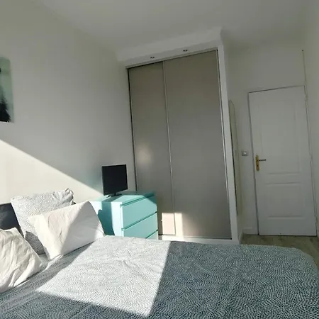 Apartment 2 Bedrooms, La Defense, Eiffel Tower View, Parking, 1omin Walk To Metro *