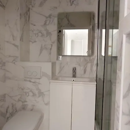 2 Bedrooms, La Defense, Eiffel Tower View, Parking, 1omin Walk To Metro Apartment Courbevoie