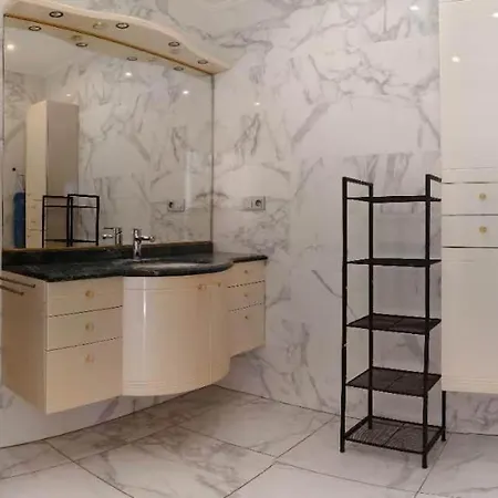 2 Bedrooms, La Defense, Eiffel Tower View, Parking, 1omin Walk To Metro Apartment Courbevoie