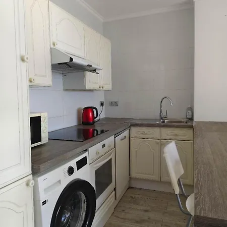 2 Bedrooms, La Defense, Eiffel Tower View, Parking, 1omin Walk To Metro Apartment