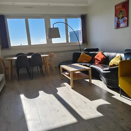 2 Bedrooms, La Defense, Eiffel Tower View, Parking, 1omin Walk To Metro