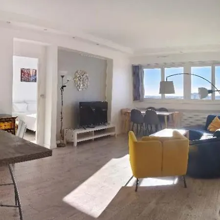2 Bedrooms, La Defense, Eiffel Tower View, Parking, 1omin Walk To Metro Apartment *