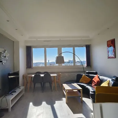 2 Bedrooms, La Defense, Eiffel Tower View, Parking, 1omin Walk To Metro Apartment Courbevoie