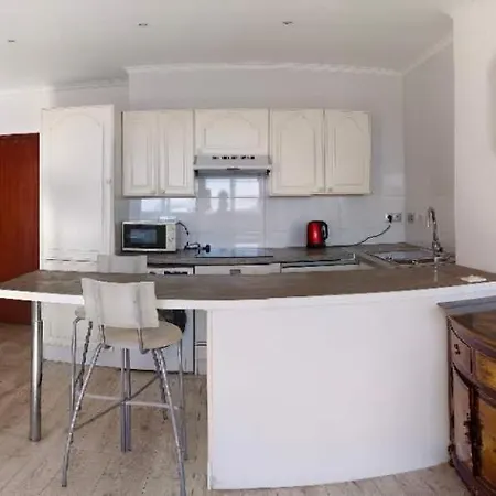2 Bedrooms, La Defense, Eiffel Tower View, Parking, 1omin Walk To Metro Courbevoie
