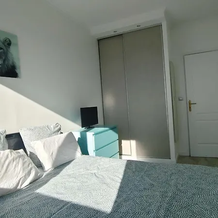 2 Bedrooms, La Defense, Eiffel Tower View, Parking, 1omin Walk To Metro Apartment Courbevoie