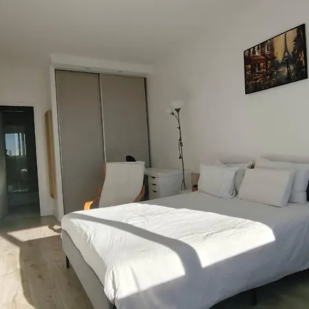 2 Bedrooms, La Defense, Eiffel Tower View, Parking, 1omin Walk To Metro Apartment Courbevoie