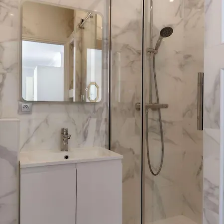 2 Bedrooms, La Defense, Eiffel Tower View, Parking, 1omin Walk To Metro * Courbevoie