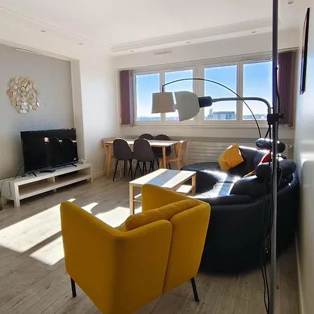 2 Bedrooms, La Defense, Eiffel Tower View, Parking, 1omin Walk To Metro Courbevoie