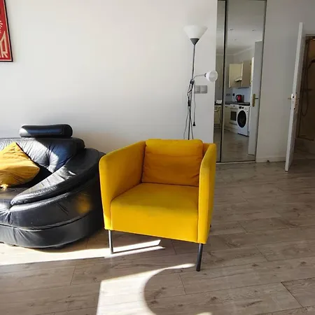 2 Bedrooms, La Defense, Eiffel Tower View, Parking, 1omin Walk To Metro * Courbevoie