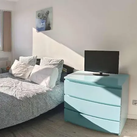 2 Bedrooms, La Defense, Eiffel Tower View, Parking, 1omin Walk To Metro