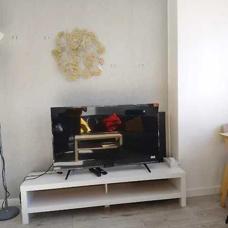 2 Bedrooms, La Defense, Eiffel Tower View, Parking, 1omin Walk To Metro Apartment